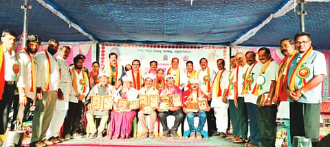 ಕಡೂರಿನಲ್ಲಿ ನಡೆದ 21ನೇ ಜಿಲ್ಲಾ ಕನ್ನಡ ಸಾಹಿತ್ಯ ಸಮ್ಮೇಳನದ ಸಮಾರೋಪದಲ್ಲಿ ವಿವಿಧ ಕ್ಷೇತ್ರಗಳ ಸಾಧಕರಿಗೆ ಸಾಹಿತ್ಯ ಸಿರಿ ಪ್ರಶಸ್ತಿ ಪ್ರದಾನ ಮಾಡಲಾಯಿತು. ಎಂ.ಜಯಮ್ಮ, ಬಿ.ಎಲ್.ಶಂಕರ್, ಕೆ.ಎಸ್.ಆನಂದ್, ವೈಎಸ್‌ವಿ ದತ್ತ, ಭಂಡಾರಿ ಶ್ರೀನಿವಾಸ್ ಮತ್ತಿತರರಿದ್ದರು.