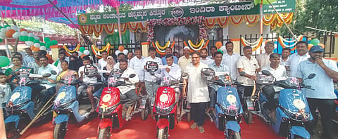 ಚನ್ನಮ್ಮನ ಕಿತ್ತೂರು ಪಟ್ಟಣದಲ್ಲಿ ಅಂಗವಿಕಲರಿಗೆ ಶಾಸಕ ಬಾಬಾಸಾಹೇಬ ಪಾಟೀಲ ತ್ರಿಚಕ್ರ ವಾಹನ ವಿತರಿಸಿದರು. ತಹಸೀಲ್ದಾರ್​ ಕಲಗೌಡ ಪಾಟೀಲ, ಮಲ್ಲಿಕಾರ್ಜುನ ಕಲಾದಗಿ ಇತರರಿದ್ದರು.