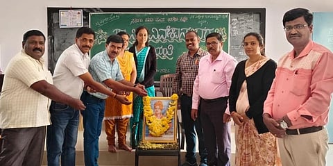 ಕಿಕ್ಕೇರಿ ಕೆಪಿಎಸ್ ಪಿಯು ಕಾಲೇಜಿನಲ್ಲಿ ಸೋಮವಾರ ಸ್ವಾಮಿ ವಿವೇಕಾನಂದರ ಜಯಂತಿ ನಡೆಯಿತು. ಎಂ.ಆರ್. ಸಹದೇವು, ಎನ್. ರವೀಂದ್ರ, ಎಸ್.ಡಿ.ಹರೀಶ್, ಎನ್.ಎ.ನಾಗೇಶ್, ಅರ್ಪಿತಾ, ಚಂದ್ರಿಕಾ, ಫಾಜಿಲಾ ಖಾನಂ ಉಪಸ್ಥಿತರಿದ್ದರು.  