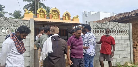ಕಿಕ್ಕೇರಿ ಬ್ರಹ್ಮೇಶ್ವರ ದೇಗುಲ ಬೀದಿ ಬಳಿ ಇರುವ ಹೊನ್ನಾಳಮ್ಮ ದೇಗುಲದ ಬಾಗಿಲು ಮುರಿದು ದುಷ್ಕರ್ಮಿಗಳು ಆಭರಣ ಕಳವು ಮಾಡಿದ್ದಾರೆ.