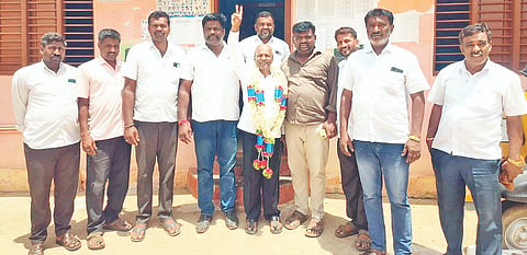 ಕಿಕ್ಕೇರಿ ಸಮೀಪದ ಮಾಕವಳ್ಳಿ ಗ್ರಾಪಂ ಅಧ್ಯಕ್ಷರಾಗಿ ಕುಂದನಹಳ್ಳಿ ಭೈರಯ್ಯ ಶುಕ್ರವಾರ ಅವಿರೋಧವಾಗಿ ಆಯ್ಕೆಯಾದರು. ಮಂಜೇಗೌಡ, ಮಂಜುನಾಥ, ಯೋಗೇಶ್, ಅನಿಲ್ ಮತ್ತಿತರರಿದ್ದರು. 
