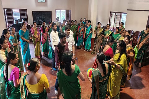 ಕಳಸದ ಕುಂಭ ಸಂಭವ ಕುಂಬಾರ ಸಂಘದಲ್ಲಿ ಆಯೋಜಿಸಿದ್ದ ಆಟಿಡೊಂಜಿ ಕುಲಾಲ್ ಗಮ್ಮತ್ ಕಾರ್ಯಕ್ರಮದಲ್ಲಿ ಮಹಿಳೆಯರು ಆಟೋಟ ಸ್ಪರ್ಧೆಯಲ್ಲಿ ಭಾಗಿಯಾಗಿರುವುದು. 