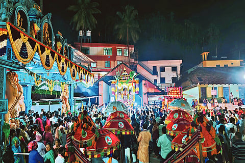 ಹೊರನಾಡಿನ ಆದಿಶಕ್ತಾತ್ಮಕ ಶ್ರೀಅನ್ನಪೂರ್ಣೇಶ್ವರಿ ದೇವಸ್ಥಾನದಲ್ಲಿ ಭಾನುವಾರ ಲಕ್ಷ ದೀಪೋತ್ಸವ, ಪುಷ್ಪಕ ರಥೋತ್ಸವ ನಡೆಯಿತು.