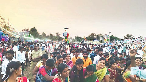 ಕನಕಗಿರಿ ತಾಲೂಕಿನ ಘಡಿವಡಕಿ ಗ್ರಾಮದಲ್ಲಿ ಗುರುವಾರ ಶ್ರೀ ಲಕ್ಷ್ಮೀದೇವಿ ಜಾತ್ರೆ ನಿಮಿತ್ತ ಮಹಿಳೆಯರು ತೇರು ಎಳೆದರು.