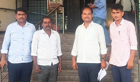 ಕಳೆದ 19 ವರ್ಷಗಳಿಂದ ತಲೆಮರಿಸಿಕೊಂಡಿದ್ದ ಕೊಲೆ ಆರೋಪಿಯನ್ನು ಕನಕಗಿರಿ ಪೊಲೀಸರಾದ ಬಸವರಾಜ, ಮೌಲಾಲಿ, ಯೋಗೀಶ ಬೆಂಗಳೂರಿನಲ್ಲಿ ಬಂಧಿಸಿ ಬುಧವಾರ ಗಂಗಾವತಿಯ ನ್ಯಾಯಾಲಯಕ್ಕೆ ಹಾಜರುಪಡಿಸಿದರು.