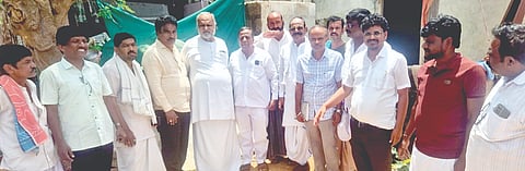 ಕನಕಗಿರಿ ಪಟ್ಟಣದಲ್ಲಿ ಕೊಲೆಯಾದ ಮಹಿಳೆಯ ಕಾರಟಗಿ ಮನೆಗೆ ಪರಿಶಿಷ್ಟ ಪಂಗಡ ಅಭಿವೃದ್ಧಿ ಅಧಿಕಾರಿ ಗ್ಯಾನನಗೌಡ, ಮ್ಯಾನೇಜರ್ ರಮೇಶ ಭೇಟಿ ಪರಿಶೀಲಿಸಿದರು. ವಾಲ್ಮೀಕಿ ಸಮಾಜದ ಪ್ರಮುಖರಾದ ಕೆ.ಎನ್. ಪಾಟೀಲ್, ಶಿವರೆಡ್ಡಿ, ಬೂದಿಗಿರಿಯಪ್ಪ ಇತರರಿದ್ದರು.