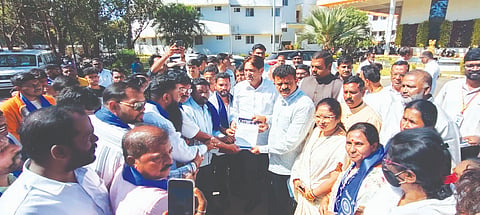 ಬೆಳಗಾವಿ ಪಾಲಿಕೆ ಆವರಣದಲ್ಲಿ ಸೋಮವಾರ ಮೇಯರ್ ಮಂಗೇಶ ಪವಾರ್‌ಗೆ ದಲಿತ ಸಂಘರ್ಷ ಸಮಿತಿ ಭೀಮವಾದ ಕಾರ್ಯಕರ್ತರು ಮನವಿ ಸಲ್ಲಿಸದರು. ಶಾಸಕ ಆಸೀಫ್ ಸೇಠ್, ಉಪಮೇಯರ್ ವಾಣಿ ಜೋಶಿ ಇತರರಿದ್ದರು.