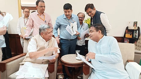 ದೆಹಲಿಯ ಹೊಸ ಸಂಸದ ಭವನದಲ್ಲಿ ಗುರುವಾರ ಕೇಂದ್ರ ಸಚಿವರನ್ನು ಭೇಟಿ ಮಾಡಿ,