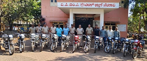 ಬೆಳಗಾವಿ ನಗರದ ಎಪಿಎಂಸಿ ಠಾಣೆ ಪೊಲೀಸರು ಕಳ್ಳರಿಂದ ವಶಪಡಿಸಿಕೊಂಡಿರುವ ಬೈಕ್.