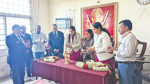 ನೂತನವಾಗಿ ಪ್ರಾರಂಭವಾದ ಕುಶಾಲನಗರ ತಾಲೂಕು ಕಾನೂನು ಸೇವಾ ಪ್ರಾಧಿಕಾರದ ಘಟಕವನ್ನು ಕೊಡಗು ಜಿಲ್ಲಾ ಕಾನೂನು ಸೇವೆಗಳ ಪ್ರಾಧಿಕಾರದ ಸದಸ್ಯ ಕಾರ್ಯದರ್ಶಿಯೂ ಆದ ಹಿರಿಯ ನ್ಯಾಯಾಧೀಶೆ ಶುಭಾ ಉದ್ಘಾಟಿಸಿದರು. ಆರ್.ಕೆ. ನಾಗೇಂದ್ರ ಬಾಬು, ರೇಖಾ, ಎಲ್. ಚೈತ್ರ, ಕೆ.ಪಿ. ಹೇಮಂತ್, ಕಿರಣ್ ಜಿ. ಗೌರಯ್ಯ, ಟಿ.ಎಸ್. ಗಿರೀಶ್ ಮತ್ತಿತರರು ಇದ್ದರು.