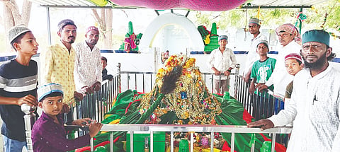 ಮುದಗಲ್‌ನಲ್ಲಿ ಹಜರತ್ ಸೈಯದ್ ಷಾ ರಹೆಮಾನ್ ದುಲೈ ಉರುಸು ಮಂಗಳವಾರ ಜರುಗಿತು. ಪ್ರಮುಖರಾದ ಹುಸೇನ್ ಬಾಷಾ, ರಹೆಮಾನ್ ದುಲಾ, ಮೋದಿನ್ ಸಾಬ್ ಇತರರಿದ್ದರು.