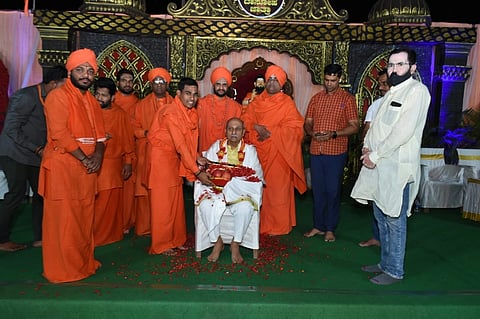 ಚಿಂಚಣಿ ಗ್ರಾಮದಲ್ಲಿ ನಡೆಯುತ್ತಿರುವ ಮಹಾ ದಾಸೋಹ ಜಾತ್ರೆಯಲ್ಲಿ ಪದ್ಮಶ್ರೀ ಡಾ.ಪ್ರಭಾಕರ ಕೋರೆ ಅವರನ್ನು ಶ್ರೀಗಳು ಸನ್ಮಾನಿಸಿದರು. ಶಿವಕುಮಾರ ಸ್ವಾಮೀಜಿ, ಸಂಗನಬಸವ ಸ್ವಾಮೀಜಿ, ಶಿವಲಿಂಗೇಶ್ವರ ಸ್ವಾಮೀಜಿ, ಪಿ.ರಾಜೀವ, ಸತೀಶ ಅಪ್ಪಾಜಿಗೋಳ ಇತರರಿದ್ದರು.