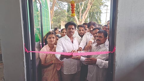 ಎಂ.ಕೆ.ಹುಬ್ಬಳ್ಳಿಯಲ್ಲಿ ನೂತನವಾಗಿ ನಿರ್ಮಿಸಿದ ಇಂದಿರಾ ಕ್ಯಾಂಟಿನ್​ಶಾಸಕ ಬಾಬಾಸಾಹೇಬ ಪಾಟೀಲ ಉದ್ಘಾಟಿಸಿದರು. ಪ್ರಕಾಶ ಕೊಡ್ಲಿ, ಮಂಜುನಾಥ ಕಡಕೋಳ, ಮಲ್ಲಿಕಾರ್ಜುನ ಕಲಾದಗಿ, ರವಿಶಂಕರ ಮಾಸ್ತಿಹೊಳಿಮಠ ಇತರರಿದ್ದರು.