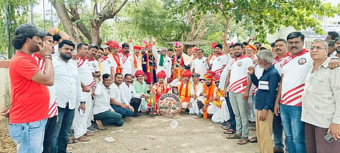ಮಳವಳ್ಳಿಯಲ್ಲಿ ಆ.15ರಂದು ನಡೆಯುವ ಬೃಹತ್ ರಕ್ತದಾನ ಶಿಬಿರದ ಹಿನ್ನೆಲೆಯಲ್ಲಿ ಬುಧವಾರ ಟೀಮ್ ಮಳವಳ್ಳಿ ತಂಡದವರು ಪ್ರಚಾರಾರ್ಥ ಆಯೋಜಿಸಿದ್ದ ದಸರಾ ಮೆರವಣಿಗೆಯಲ್ಲಿ ಮಾರ್ವಾಡಿಗಳು, ವಿವಿಧ ಸಂಘ ಸಂಸ್ಥೆಗಳ ಪದಾಧಿಕಾರಿಗಳು ಪಾಲ್ಗೊಂಡಿದ್ದರು.  
