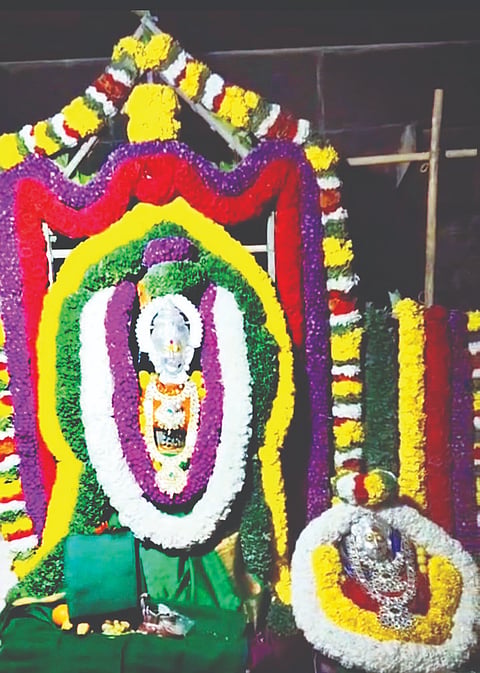 ದೇವಿಪುರದ ದ್ಯಾವಮ್ಮದೇವಿಗೆ ವಿಶೇಷ ಅಲಂಕಾರ ಮಾಡಲಾಗಿತ್ತು. 