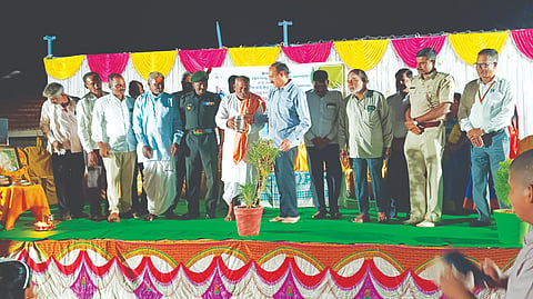  ಶಾಸಕ ಮಹಾಂತೇಶ ಕೌಜಲಗಿ ಸಲಹೆ  ಹಿರೇಬೂದನೂರಲ್ಲಿ ವಿದ್ಯಾರ್ಥಿಗಳ ಜಾತ್ರೆ ಮುರಗೋಡ ಗ್ರಾಮದ ಅಂಗನವಾಡಿ ಕೇಂದ್ರದ ಕಟ್ಟಡ ಉದ್ಘಾಟನೆ ಕಾರ್ಯಕ್ರಮದಲ್ಲಿ ಶಾಸಕ ಮಹಾಂತೇಶ ಕೌಜಲಗಿ ಮಾತನಾಡಿದರು. ಅಮೃತ ಸಾಣಿಕೂಪ್ಪ, ಪ್ರಶಾಂತ ಪಟ್ಟಣಶೆಟ್ಟಿ ಇತರರಿದ್ದರು.