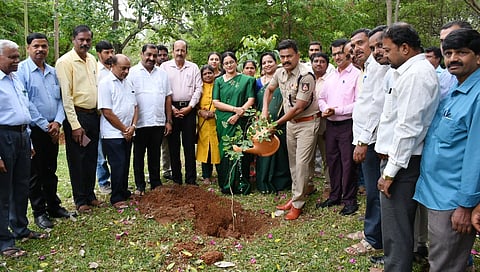  ಮೈಸೂರಿನ ಮಹಾರಾಜ ಕಾಲೇಜು ಆವರಣದಲ್ಲಿ ಶುಕ್ರವಾರ ಆಯೋಜಿಸಿದ್ದ ಪರಿಸರ ದಿನಾಚರಣೆ ಕಾರ್ಯಕ್ರಮದಲ್ಲಿ ಗಣ್ಯರು ಗಿಡವನ್ನು ನೆಟ್ಟು ನೀರೆರೆದರು. ಎಂ.ಕೆ. ಸವಿತಾ ಹೇಳಿದರು. ಕೆ.ಎಸ್. ಸುಂದರರಾಜ್, ಅಂಶಿ ಪ್ರಸನ್ನ ಕುಮಾರ್, ಪ್ರೊ.ವಿ.ಷಣ್ಮುಗಂ, ಪ್ರೊ.ಕೆ. ತಿಮ್ಮಯ್ಯ ಹಾಗೂ ಇತರರು ಇದ್ದರು.