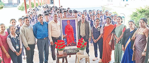ಗೋಣಿಕೊಪ್ಪಲು ಕಾವೇರಿ ಕಾಲೇಜಿನಲ್ಲಿ ಆಯೋಜಿಸಿದ್ದ ರಾಷ್ಟ್ರೀಯ ಯುವ ದಿನಾಚರಣೆ ಕಾರ್ಯಕ್ರಮದಲ್ಲಿ ಎಸ್.ಎಸ್.ಮಾದಯ್ಯ, ಬೈಟ ಕುಮಾರ್, ಡಾ.ಅಕ್ರಂ, ಚೇತನ್ ಚಿಣ್ಣಪ್ಪ ಇತರರು ಇದ್ದರು.
