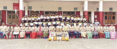 ಪ್ರೌಢಶಾಲಾ ವಿಭಾಗದ ಬಾಲಕ-ಬಾಲಕಿಯರ ಕ್ರೀಡಾಕೂಟದಲ್ಲಿ ಸಮಗ್ರ ಪ್ರಶಸ್ತಿ ಪಡೆದ ಪೊನ್ನಂಪೇಟೆ ಸಮೀಪದ ಸರ್ವದೈವತಾ ಶಾಲೆಯ ವಿದ್ಯಾರ್ಥಿಗಳೊಂದಿಗೆ ಶಿಕ್ಷಕ ವೃಂದ.
