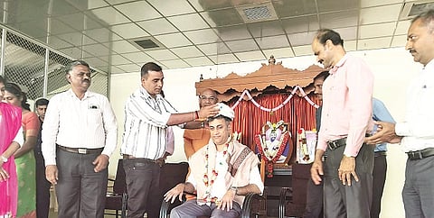 ಪೊನ್ನಂಪೇಟೆಯ ಶ್ರೀ ರಾಮಕೃಷ್ಣ ಶಾರದಾಶ್ರಮದಲ್ಲಿ ಆಯೋಜಿಸಿದ್ದ ಪ್ರೇರಣಾ ಕಾರ್ಯಗಾರದಲ್ಲಿ ಶಾಸಕ ಪೊನ್ನಣ್ಣ ಅವರನ್ನು ಸನ್ಮಾನಿಸಲಾಯಿತು. ಸ್ವಾಮಿ ಪಾರಹಿತಾನಂದ ಮಹಾರಾಜ್, ಆನಂದ್, ಮಹೇಶ್, ಉತ್ತಪ್ಪ ಇತರರಿದ್ದರು.