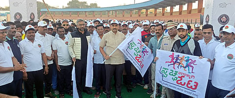 ಸ್ವಚ್ಛ ಭಾರತ ಮಿಷನ್ ಹಾಗೂ ರಾಯಚೂರು ಉತ್ಸವದ ನಿಮಿತ್ತ ಜಿಲ್ಲಾಡಳಿತ ಹಾಗೂ ಮಹಾನಗರ ಪಾಲಿಕೆಯಿಂದ ಸೋಮವಾರ ಆಯೋಜನೆ ಮಾಡಲಾಗಿದ್ದ  ಸ್ವಚ್ಛತಾ ಓಟಕ್ಕೆ ಸಂಸದ ಜಿ.ಕುಮಾರ ನಾಯಕ ಚಾಲನೆ ನೀಡಿದರು. ಜಿಲ್ಲಾಧಿಕಾರಿ ನಿತೀಶ್ ಕೆ., ಪಾಲಿಕೆ ಆಯುಕ್ತ ಜುಬಿನ್‌ಮೊಹಪಾತ್ರ, ಎಸ್ಪಿ ಅರುಣಾಂಕ್ಷು ಗಿರಿ, ಎಡಿಸಿ ಶಿವಾನಂದ, ಕೃಷ್ಣ ಶಾಂವತಗೇರಿ, ಪುಲಮ್ ಸಿಂಗ್, ಉಪ ಆಯುಕ್ತ ಸಂತೋಷ ರಾಣಿ, ಎಸಿ ಡಾ.ಹಂಪಣ್ಣ ಸಜ್ಜನ್, ತಹಸೀಲ್ದಾರರಾದ ಸುರೇಶ್ ವರ್ಮ, ಅಮರೇಶ ಬಿರಾದಾರ, ಕ್ರೀಡಾ ಇಲಾಖೆಯ ಸಹಾಯಕ ನಿರ್ದೇಶಕ ವೀರೇಶ ನಾಯಕ ಇದ್ದರು