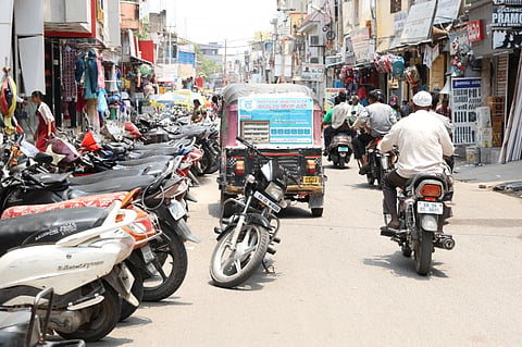 ರಾಯಚೂರಿನ ಬಟ್ಟೆ ಬಜಾರದಲ್ಲಿ  ನೋ ಪಾರ್ಕಿಂಗ್‌ನಲ್ಲಿ ವಾಹನಗಳನ್ನು ನಿಲ್ಲಿಸಿರುವುದು.