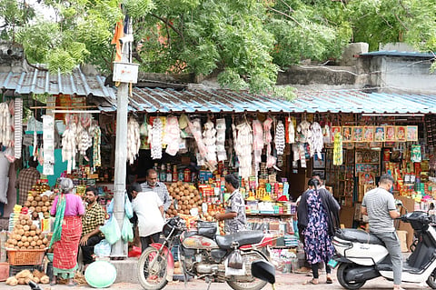  ರಾಯಚೂರಿನ ಬಂಗಾರ ಬಜಾರ ರಸ್ತೆಯಲ್ಲಿ ಪುಟ್‌ಪಾತ್‌ನಲ್ಲಿ ಪೂಜಾ ಸಾಮಾಗ್ರಿ ಅಂಗಡಿ ಹಾಕಿರುವುದು.