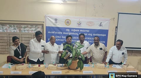  ರಾಯಚೂರಿನ ಕೈಗಾರಿಕಾ ಕೇಂದ್ರದಲ್ಲಿ ಗುರುವಾರ ಜಿಲ್ಲಾ ಕೈಗಾರಿಕಾ ಕೇಂದ್ರ ಮತ್ತು ಬೆಂಗಳೂರಿನ ಭಾರತೀಯ ರಫ್ತು ಉತ್ತೇಜನ ಸಂಸ್ಥೆ ವತಿಯಿಂದ ಕೈಗಾರಿಕೋದ್ಯಮಿಗಳಿಗೆ ಒಂದು ದಿನದ ಅರಿವು ಮೂಡಿಸುವ ಕಾರ್ಯಾಗಾರಕ್ಕೆ ಬೆಂಗಳೂರಿನ ಫಿವೋ ಉಪ ನಿರ್ದೇಶಕಿ ಧನೀಶಾ ಚಾಲನೆ ನೀಡಿದರು.