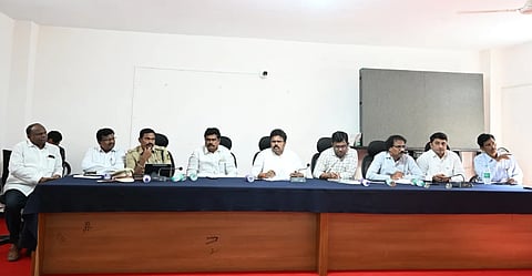 ರಾಯಚೂರಿನ ತಾಪಂ ಕಚೇರಿಯಲ್ಲಿ ಸೋಮವಾರ  ಗ್ರಾಮೀಣ ಶಾಸಕ ಬಸನಗೌಡ ದದ್ದಲ್ ಅಧ್ಯಕ್ಷತೆಯಲ್ಲಿ  ರಾಯಚೂರು ಉತ್ಸವದ ಸಾಂಸ್ಕೃತಿಕ ಕಾರ್ಯಕ್ರಮಗಳ ಪೂರ್ವ ಸಿದ್ದತೆ ಸಭೆ ನಡೆಯಿತು. ಸಹಾಯಕ ಆಯುಕ್ತ ಡಾ.ಹಂಪಣ್ಣ ಸಜ್ಜನ, ಡಿಎಸ್ಪಿ ಶಾಂತವೀರ, ತಹಶೀಲ್ದಾರ್ ಸುರೇಶ ವರ್ಮ, ತಾಪಂ ಇಓ ಚಂದ್ರಶೇಖರ ಪವಾರ, ಎಪಿಎಂಸಿ ಅಧ್ಯಕ್ಷ ಮಲ್ಲಿಕಾರ್ಜುನ ಗೌಡ, ಗ್ಯಾರಂಟಿ ಕಮಿಟಿಯ ತಾಲೂಕು ಅಧ್ಯಕ್ಷ ಪವನ ಕಿಶೋರ್ ಪಾಟೀಲ್ ಇದ್ದರು.