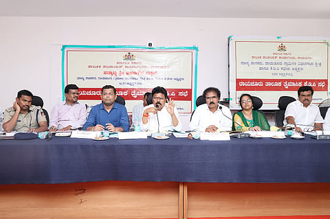 ರಾಯಚೂರಿನ ತಾಲೂಕು ಪಂಚಾಯಿತಿ ಸಭಾಂಗಣದಲ್ಲಿ  ಗ್ರಾಮೀಣ ಶಾಸಕ ಬಸನಗೌಡ ದದ್ದಲ್ ಅಧ್ಯಕ್ಷತೆಯಲ್ಲಿ ಶುಕ್ರವಾರ ತಾಲೂಕು ಮಟ್ಟದ ತ್ರೈಮಾಸಿಕ ಕೆಡಿಪಿ ಸಭೆ ನಡೆಯಿತು. ಎಪಿಎಂಸಿ ಅಧ್ಯಕ್ಷ ಮಲ್ಲಿಕಾರ್ಜುನಗೌಡ, ಸಹಾಯಕ ಆಯುಕ್ತ ಹಂಪಣ್ಣ ಸಜ್ಜನ್, ತಾಲೂಕು ಪಂಚಾಯತ್ ಆಡಳಿತಾಧಿಕಾರಿ ವನಿತಾ, ಡಿವೈಎಸ್‌ಪಿ ಈ.ಶಾಂತವೀರ, ತಾಲೂಕು ಪಂಚಾಯತ್ ಕಾರ್ಯನಿರ್ವಾಹಕ ಅಧಿಕಾರಿ ಚಂದ್ರಶೇಖರ ಪವಾರ್, ತಹಶೀಲ್ದಾರ್ ಸುರೇಶ ವರ್ಮಾ ಇದ್ದರು.