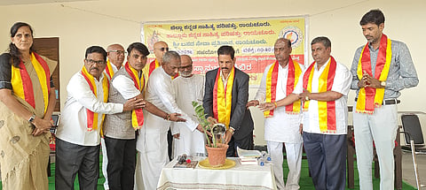 ರಾಯಚೂರಿನ ಮಾತೋಶ್ರೀ ತಪೋವನದ ಬಸವ ಕಲ್ಯಾಣ ಮಂಟಪದಲ್ಲಿ  ಗುರುವಾರ ತಾಲೂಕು ಹಾಗೂ ಜಿಲ್ಲಾ ಕನ್ನಡ ಸಾಹಿತ್ಯ ಪರಿಷತ್ತು ಹಾಗೂ ಬಸವಸೇವಾ ಪ್ರತಿಷ್ಠಾನ ವತಿಯಿಂದ ಹಮ್ಮಿಕೊಂಡ ಮಸ್ವಾನುಭಾವ ಶಿಬಿರವನ್ನು  ವಾಲ್ಮೀಕಿ ವಿವಿಯ ಕುಲಪತಿ ಪ್ರೊ. ಶಿವಾನಂದ ಕೆಳಗಿನಮನಿ ಉದ್ಘಾಟಿಸಿದರು. ಕಸಾಪ ತಾಲೂಕಾಧ್ಯಕ್ಷ ಡಾ.ಬಿ.ವಿಜಯ ರಾಜೇಂದ್ರ, ಮಂಡ್ಯದ ಆದಿಚಿಂಚನಗಿರಿ ವಿವಿಯ ಪ್ರಾಧ್ಯಾಪಕ ಡಾ.ಟಿ.ವಾಸುದೇವ ಮೂರ್ತಿ, ಸಾಹಿತಿಗಳಾದ ಬಿ.ಜಿ.ಹುಲಿ, ಅಯ್ಯಪ್ಪಯ್ಯ ಹುಡಾ, ಆಂಜನೇಯ ಜಾಲಿಬೆಂಚಿ, ವೆಂಕಟರಾವ್ ಕುಲಕರ್ಣಿ,ಕಸಾಪ ಜಿಲ್ಲಾ ಕೋಶಾಧ್ಯಕ್ಷ ನಾಗಪ್ಪ ಹೊರಪ್ಯಾಟಿ, ಕಾರ್ಯದರ್ಶಿ ಡಾ.ರೇಖಾ ಪಾಟೀಲ, ಸದಸ್ಯ ಡಾ.  ಬಿ.ಎಂ.ವಿರೂಪಾಕ್ಷಿ ,  ರಾವುತರಾವ್ ಬರೂರ ಇದ್ದರು.