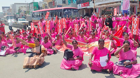ಚಾಮರಾಜನಗರದ ಶ್ರೀಭುವನೇಶ್ವರಿ ವೃತ್ತದಲ್ಲಿ ಆಶಾ ಕಾರ್ಯಕರ್ತರು ರಸ್ತೆತಡೆ ನಡೆಸಿದರು. ಉಮಾದೇವಿ, ಕವಿತಾ, ಭಾಗ್ಯ, ವಸಂತಾ, ಸಿದ್ದಮಣಿ, ಗೀತಾ, ಶಶಿಕಲಾ ಇನ್ನಿತರರಿದ್ದರು. 