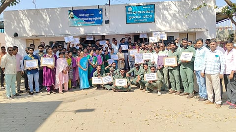 ಚಾಮರಾಜನಗರದ ಚಾಮುಂಡೇಶ್ವರಿ ವಿದ್ಯುತ್ ಸರಬರಾಜು ನಿಗಮದ ಕಚೇರಿ ಮುಂಭಾಗ ಸೆಸ್ಕ್ ನೌಕರರ ಸಂಘದವರು ಪ್ರತಿಭಟನೆ ನಡೆಸಿದರು. ಎನ್.ಮಹೇಶ್, ಪ್ರದೀಪ್, ಮಹೇಶ್, ಮುರಳಿಕೃಷ್ಣಸ್ವಾಮಿ, ಸಿದ್ದರಾಜಪ್ಪ, ಮಂಜುನಾಥ್, ಪ್ರಶಾಂತ್,  ಸೋಮೇಶ್ವರ ಇನ್ನಿತರರಿದ್ದರು. 