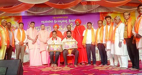 ಸವದತ್ತಿ ಗ್ರಾಮದೇವಿ ಜಾತ್ರಾ ಮಹೋತ್ಸವದ ಸಮಾರೋಪ ಸಭೆಯಲ್ಲಿ ಉದ್ಯಮಿ ಅಶ್ವತ್ಥ ವೈದ್ಯ ಹಾಗೂ ಜಾತ್ರಾ ಕಮಿಟಿ ಅಧ್ಯಕ್ಷ ವಿರೂಪಾಕ್ಷ ಮಾಮನಿ ಅವರನ್ನು ಶ್ರೀಗಳು ಸನ್ಮಾನಿಸಿದರು. ಮಲ್ಲಿಕಾರ್ಜುನ ಸ್ವಾಮೀಜಿ, ಹುಕ್ಕೇರಿ ಚಂದ್ರಶೇಖರ ಸ್ವಾಮೀಜಿ, ಶ್ರೀಶೈಲ ಮುತಗೊಂಡ, ಬಿ.ಎನ್.ಪ್ರಭುನವರ, ಮದನಲಾಲ್ ಚೋಪ್ರಾ ಇತರರಿದ್ದರು.