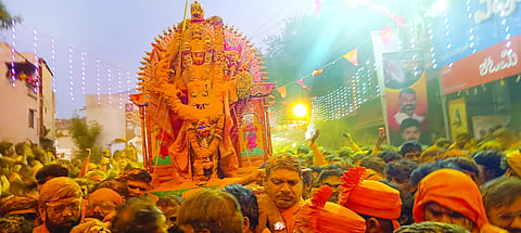  ಸವದತ್ತಿ ನಗರದಲ್ಲಿ ಗ್ರಾಮದೇವಿಯರ ಸೀಮೋಲ್ಲಂಘನ ಅಂಗವಾಗಿ ಗ್ರಾಮದೇವಿಯರ ಹೊನ್ನಾಟ ಜರುಗಿತು. ರೈತರು, ಹಳಬರು ಹಾಗೂ ಬಾಬದಾರರು ಇತರರಿದ್ದರು.
