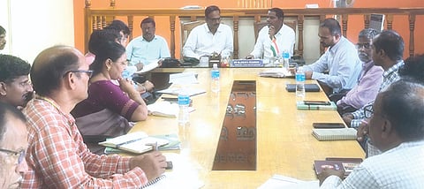 ಸವದತ್ತಿ ತಹಸೀಲ್ದಾರ್ ಕಚೇರಿಯಲ್ಲಿ ಹಮ್ಮಿಕೊಂಡಿದ್ದ ಮುಂಜಾಗ್ರತಾ ಸಭೆ ಜರುಗಿತು. ಡಾ.ರವಿ ಸಾಲಿಗೌಡ್ರ, ಮಲ್ಲಿಕಾರ್ಜುನ ಹೆಗ್ಗನ್ನವರ, ಶಿವಪ್ರಕಾಶ ಪಾಟೀಲ, ರಮೇಶ ಹಾವರಡ್ಡಿ, ಅಮೃತ ಸಾಣಿಕೊಪ್ಪ ಇತರರಿದ್ದರು.