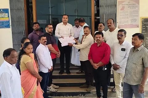ಧರ್ಮಸ್ಥಳದ ವಿರುದ್ಧ ಷಡ್ಯಂತ್ರ ರೂಪಿಸಿದ ಎಲ್ಲ ಆರೋಪಿಗಳ ಜತೆಗೆ ಯೂಟ್ಯೂಬರ್ ಸಮೀರ್‌ನನ್ನು ಸೇರಿಸಿ ಪ್ರಕರಣ ದಾಖಲಿಸಬೇಕು ಎಂದು ಆಗ್ರಹಿಸಿ ಸಾಗರ ತಾಲೂಕು ಹಿತರಕ್ಷಣಾ ಸಮಿತಿಯ ಎಸ್.ವಿ.ಹಿತಕರ ಜೈನ್, ದೇವೇಂದ್ರಪ್ಪ, ಸುಂದರ ಸಿಂಗ್, ಲತಾ ಜೈನ್, ರೂಪಾ ಮತ್ತಿತರರು ಎಸಿ ಕಚೇರಿಗೆ ಮನವಿ ಸಲ್ಲಿಸಿದರು.