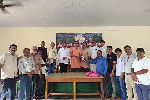 ಸಾಗರದಲ್ಲಿ ಪತ್ರಕರ್ತರು, ಪತ್ರಿಕಾ ವಿತರಕರ ಮಕ್ಕಳಿಗೆ ಉಚಿತ ನೋಟ್‌ಬುಕ್ ವಿತರಿಸಲಾಯಿತು. ಅಬಸೆ ದಿನೇಶ್‌ಕುಮಾರ್ ಜೋಷಿ, ಎಂ.ಜಿ.ರಾಘವನ್, ಮ.ಸ.ನಂಜುಂಡಸ್ವಾಮಿ, ಜಿ.ನಾಗೇಶ್ ಇತರರಿದ್ದರು.