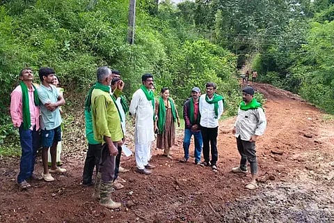 ಜಿಲ್ಲಾ ರೈತ ಸಂಘದ ಸಹಯೋಗದಲ್ಲಿ ಪಡವಗೋಡು ಗ್ರಾಮದ ರಸ್ತೆ ದುರಸ್ತಿ ಕಾಮಗಾರಿ ವೇಳೆ ರೈತ ಸಂಘದ ಜಿಲ್ಲಾಧ್ಯಕ್ಷ ದಿನೇಶ್ ಶಿರವಾಳ, ರಮೇಶ್ ಕೆಳದಿ , ಮಂಜುನಾಥ ಗೌಡ, ಮೇಘರಾಜ, ಶಶಿಕಲಾ ಇತರರಿದ್ದರು.