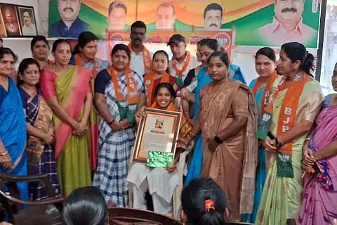 ಸಾಗರದ ಬಿಜೆಪಿ ಕಚೇರಿಯಲ್ಲಿ ಆಯೋಜಿಸಿದ್ದ ಮಹಿಳಾ ದಿನಾಚರಣೆಯಲ್ಲಿ ಕ್ರೀಡಾಪಟು ಸಿರಿಗೌರಿ ಅವರನ್ನು ಸನ್ಮಾನಿಸಲಾಯಿತು. ಮಧುರಾ ಶಿವಾನಂದ್, ಮೈತ್ರಿ ಪಾಟೀಲ್, ಗಾಯತ್ರಿ ಇತರರಿದ್ದರು.