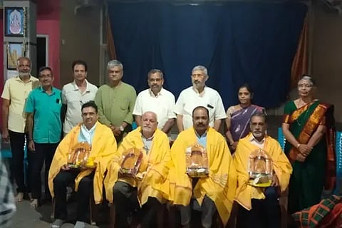 ಸಾಗರದಲ್ಲಿ ಆಯೋಜಿಸಿದ್ದ ಭಗವದ್ಗೀತೆ ಮಹಾ ಸಮರ್ಪಣೆ ಅಭಿಯಾನದ ಚಿಂತನ-ಮಂಥನ ಕಾರ್ಯಕ್ರಮದಲ್ಲಿ ಕಾರ್ಯಕರ್ತರನ್ನು ಸನ್ಮಾನಿಸಲಾಯಿತು. ಅಶೋಕ್ ಜಿ. ಭಟ್, ಕೆ.ವಿ.ಜಯರಾಮ್, ಅಶ್ವಿನಿಕುಮಾರ್, ಅಬಸೆ ದಿನೇಶಕುಮಾರ್ ಜೋಷಿ, ಸವಿತಾ ಶ್ರೀಕಾಂತ್, ಜ್ಯೋತಿ ಮಣೂರು ಇತರರಿದ್ದರು.