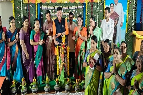 ಸಾಗರದಲ್ಲಿ ಧರ್ಮಸ್ಥಳ ಗ್ರಾಮಾಭಿವೃದ್ಧಿ ಯೋಜನೆಯಿಂದ ಆಯೋಜಿಸಿದ್ದ ಮಹಿಳಾ ವಿಚಾರಗೋಷ್ಠಿಯನ್ನು ಶಾಸಕ ಗೋಪಾಲಕೃಷ್ಣ ಬೇಳೂರು ಉದ್ಘಾಟಿಸಿದರು. ಮೈತ್ರಿ ಪಾಟೀಲ್, ಎಂ.ದಿನೇಶ್, ರೂಪಾ ರಮೇಶ್ ಇತರರಿದ್ದರು.