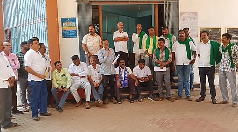 ಸ್ಥಳಿಯ ಸಂಸ್ಥೆಗಳಿಗೆ ಚುನಾವಣೆ ನಡೆಸುವಂತೆ ಒತ್ತಾಯಿಸಿ ರಾಜ್ಯ ಗ್ರಾಪಂ ಸದಸ್ಯರುಗಳ ಮಹಾಒಕ್ಕೂಟ ಹಾಗೂ ಸಾಗರ ತಾಲೂಕು ನಾಗರಿಕ ಹಿತರಣಾ ಸಮಿತಿ ಪ್ರಮುಖರು ಸಾಗರದ ಎಸಿ ಕಚೇರಿ ಎದುರು ಪ್ರತಿಭಟನೆ ನಡೆಸಿದರು. ತೀ.ನ.ಶ್ರೀನಿವಾಸ್​, ಮಲ್ಲಿಕಾರ್ಜುನ ಹಕ್ರೆ, ಎಸ್​.ವಿ.ಹಿತಕರ ಜೈನ್​ ಇತರರಿದ್ದರು.