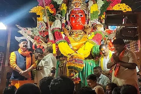 ಸಾಗರದ ಇತಿಹಾಸ ಪ್ರಸಿದ್ಧ ಶ್ರೀ ಮಾರಿಕಾಂಬಾ ದೇವಿ ಜಾತ್ರೆಗೆ ದೇವಿಯನ್ನು ವನಕ್ಕೆ ಬಿಡುವ ಶಾಸ್ತ್ರದ ಮೆರವಣಿಗೆಯಲ್ಲಿ ಶಾಸಕ ಗೋಪಾಲಕೃಷ್ಣ ಬೇಳೂರು, ಕೆ.ಎನ್.ನಾಗೇಂದ್ರ ಮತ್ತಿತರರು ಇದ್ದರು.