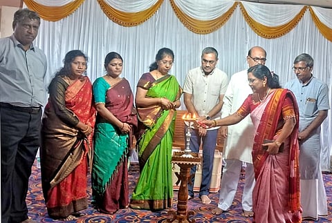 ಶಿರಸಂಗಿಯಲ್ಲಿ ಹಮ್ಮಿಕೊಂಡಿದ್ದ ಕರ್ನಾಟಕ ವಿಶ್ವಕರ್ಮ ಮಹಿಳೆಯರ ದ್ವೀತಿಯ ಚಿಂತನಾ ಸಮಾವೇಶವನ್ನು ಗಣ್ಯರು ಉದ್ಘಾಟಿಸಿದರು. ಡಾ.ರೇಖಾ ಕಂಬಾರ, ಡಾ.ವೀರೇಶ ಬಡಿಗೇರ, ಸಂಧ್ಯಾ ಆಚಾರ್ಯ, ಪಿ.ಬಿ.ಬಡಿಗೇರ ಇತರರಿದ್ದರು.