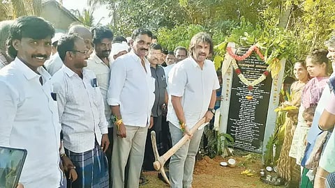 ಸೊರಬ ತಾಲೂಕು ಗುಡ್ಡದ ಬೆಣ್ಣೆಗೇರಿ ಗ್ರಾಮದಲ್ಲಿ ಸಂಪರ್ಕ ರಸ್ತೆಯ ಅಭಿವೃದ್ಧಿ ಕಾಮಗಾರಿಗೆ ಸಚಿವ ಮಧು ಬಂಗಾರಪ್ಪ ಭೂಮಿಪೂಜೆ ನೆರವೇರಿಸಿದರು. ಸದಾನಂದ ಗೌಡ, ಶಿವಲಿಂಗೇಗೌಡ, ಪ್ರಕಾಶ್, ಹನಮಂತಪ್ಪ, ಸೋಮಣ್ಣ, ಗಣಪತಿ ಇತರರಿದ್ದರು.