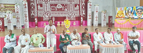 ಸೊರಬದಲ್ಲಿ ಏರ್ಪಡಿಸಿದ್ದ ದೀವರ ದಿಕ್ಕು ದೆಸೆ ಸಮಾಲೋಚನಾ ಸಭೆಯಲ್ಲಿ ತಬಲಿ ಬಂಗಾರಪ್ಪ ಮಾತನಾಡಿದರು. ಈಶ್ವರಪ್ಪ, ಬಸವಂತಪ್ಪ, ಶಿವಾನಂದ ಕುಗ್ವೆ, ರಾಜಪ್ಪ ಮಾಸ್ತರ್​, ರೇಣುಕಮ್ಮ ಇತರರಿದ್ದರು.