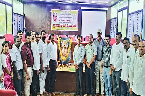 ಸೊರಬ ತಾಪಂ ಸಭಾಂಗಣದಲ್ಲಿ ಹಮ್ಮಿಕೊಂಡಿದ್ದ ತಾಲೂಕುಮಟ್ಟದ ಗ್ರಂಥಪಾಲಕರ ದಿನಾಚರಣೆಯನ್ನು ಕೆ.ಜಿ.ಶಶಿಧರ್ ಉದ್ಘಾಟಿಸಿದರು. ಮಂಜುನಾಥ್ ಎಸ್. ಓಟೂರು, ಶ್ರೀರಾಮ್, ಚಿದಾನಂದ್ ಇತರರಿದ್ದರು.