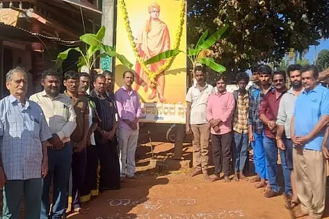 ಸೊರಬ ಪಟ್ಟಣದ ಸ್ವಾಮಿ ವಿವೇಕಾನಂದ ವೃತ್ತದಲ್ಲಿ ಯುವ ಬ್ರಿಗೇಡ್‌ನಿಂದ ವಿವೇಕಾನಂದ ಜಯಂತಿ ಆಚರಿಸಲಾಯಿತು. ಮಹೇಶ್ ಖಾರ್ವಿ, ರಂಗನಾಥ ಮೊಗವೀರ್, ಮಂಜುನಾಥ ಶೆಟ್ಟಿ ಇತರರಿದ್ದರು.