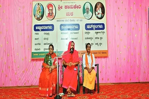 ಸೊರಬದ ಕಾನುಕೇರಿ ಮಠದಲ್ಲಿ ಆಯೋಜಿಸಿದ್ದ ಶಿವಾನುಭವ ಕಾರ್ಯಕ್ರಮದಲ್ಲಿ ಶ್ರೀ ಘನಬಸವ ಅಮರೇಶ್ವರ ಶಿವಾಚಾರ್ಯ ಸ್ವಾಮೀಜಿ ಮಾತನಾಡಿದರು. ರೇಖಾ ಜಗದೀಶ್, ಮಂಜುನಾಥ್ ಇದ್ದರು.